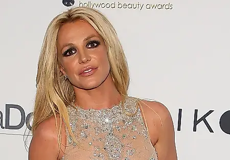 Britney Spears recuerda a las estrellas quién se puso primero el uniforme escolar