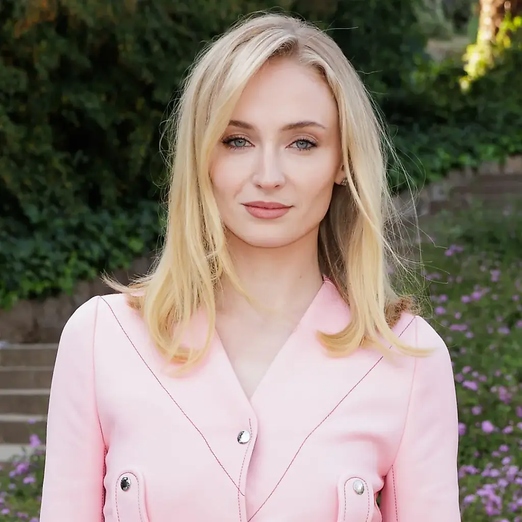 Sophie Turner и культовые Adidas Sambas: почему актриса не изменяет моде на классику