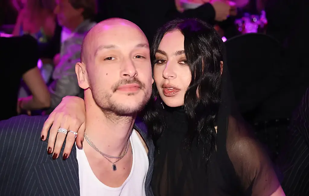 Charli XCX и барабанщик The 1975 поженились в Лондоне