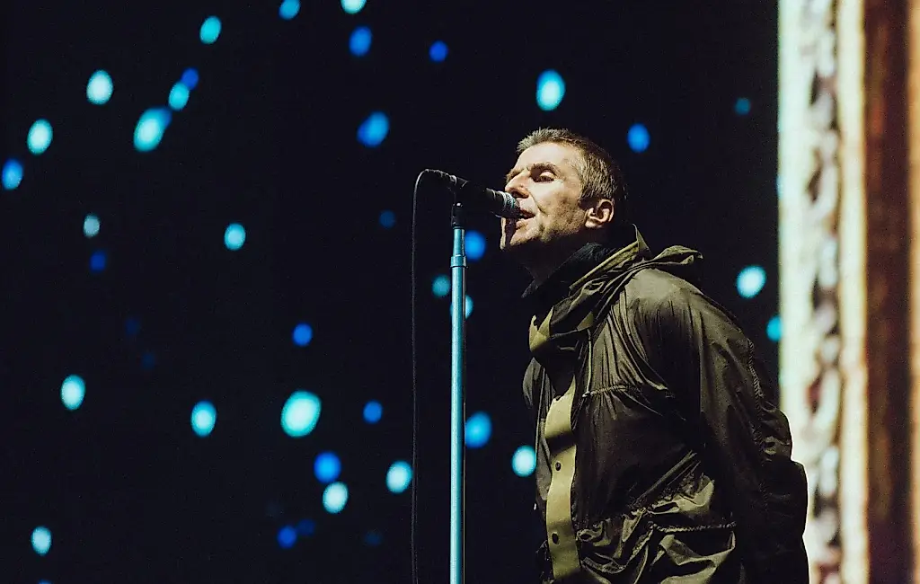 Финальный концерт Oasis: раздают футболки и отправляют толпу в прямой эфир