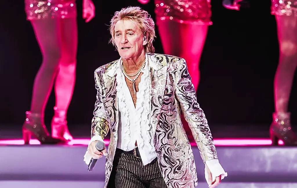 Rod Stewart устроил странное AI-шоу на концерте в США