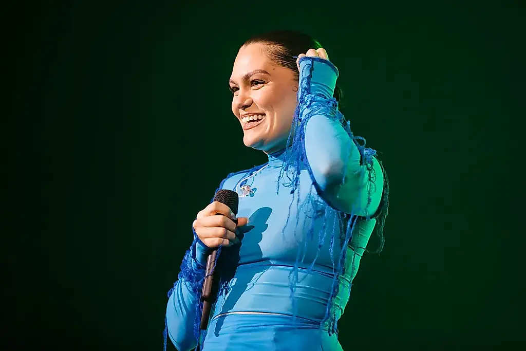 Jessie J вновь в больнице после операции при раке груди