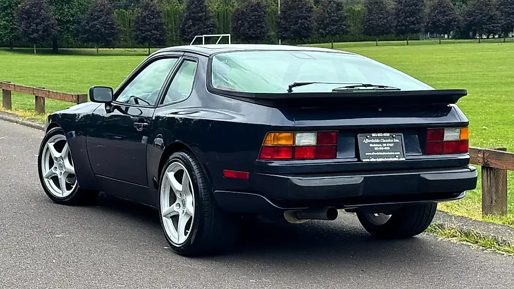 Автомобили Диего: от Porsche до Pontiac