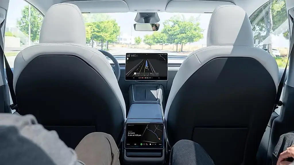 Кажется, у Tesla с роботакси проблемы: первые поездки уже полные фиаско!
