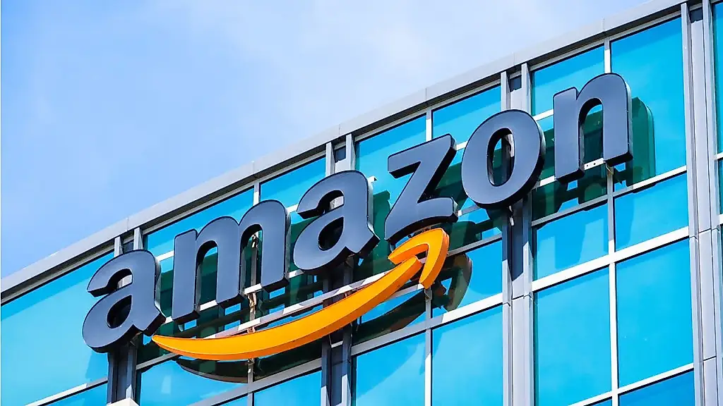 Amazon повышает зарплаты и льготы работникам складов и водителям в США