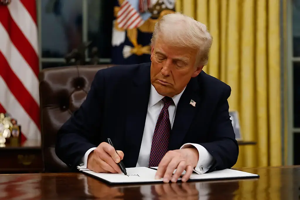 Трамп поднимает стоимость виз для специалистов до $100,000 в год