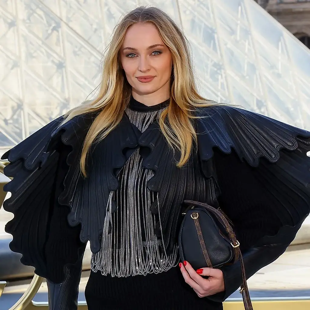 Софи Тёрнер в Louis Vuitton: мода будущего для «Королевы Севера»
