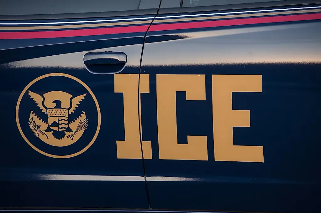 Apple удаляет ICEBlock после требования властей США