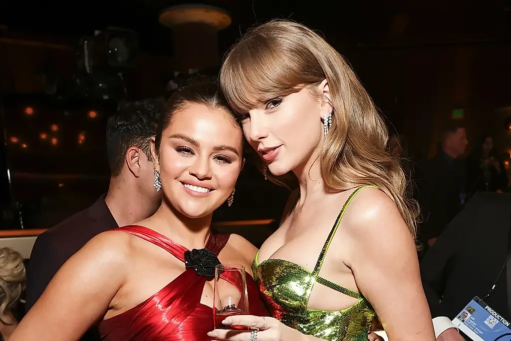 Taylor Swift взрывает сеть, восхищаясь свадьбой Селены Гомес