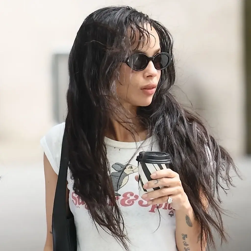Zoë Kravitz представила новый тренд обуви сезона осень 2025: туфли-миules c открытым носком