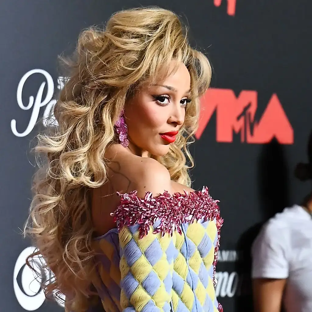 Doja Cat в драме на MTV VMA 2025: блёстки, мини и жёлтые каблуки