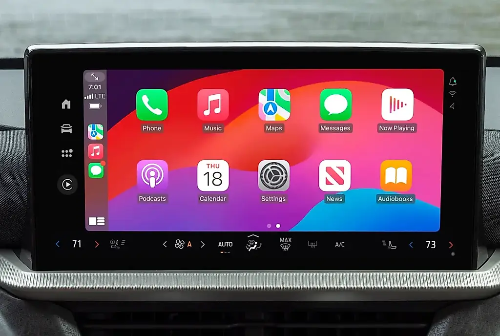 Tesla может добавить поддержку Apple CarPlay