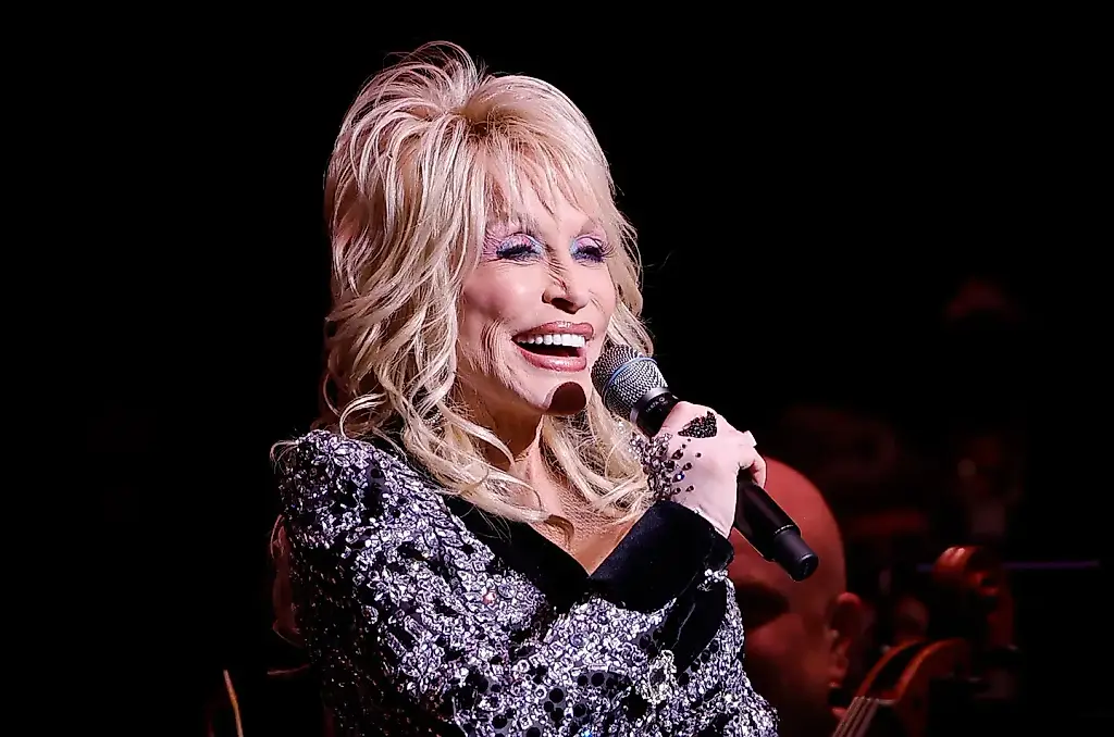 Долли Партон извиняется за пропуск церемонии в Hall of Fame Dollywood из-за проблем со здоровьем