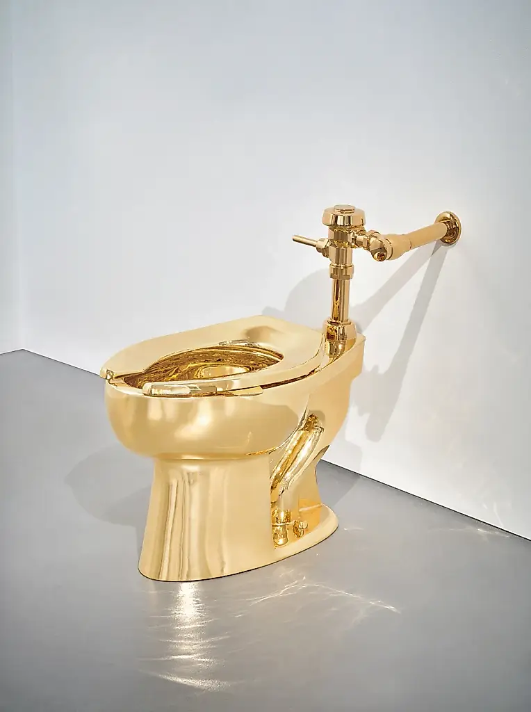 Золотой унитаз Maurizio Cattelan продан за $12 млн компании Ripley’s Believe It or Not!