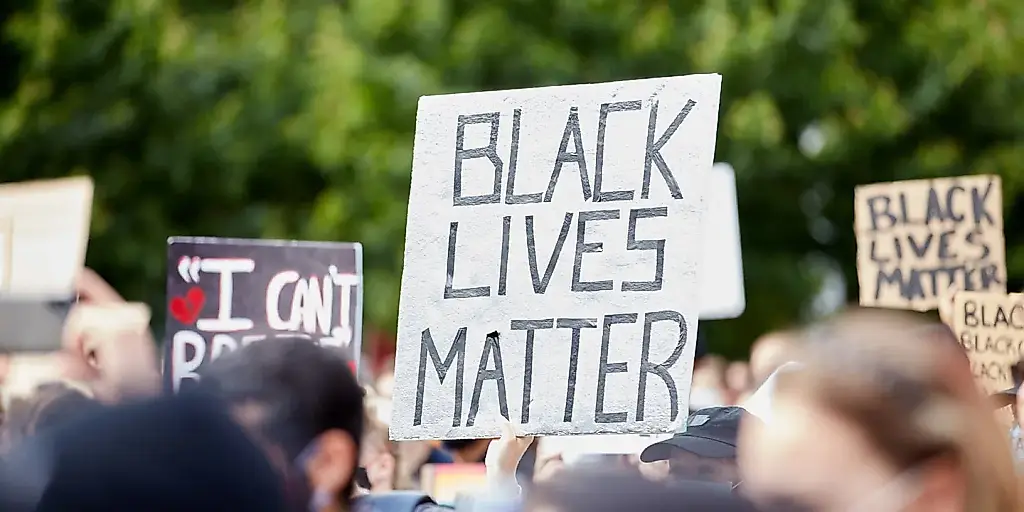 Как поддержка Black Lives Matter влияет на психику молодых афроамериканцев