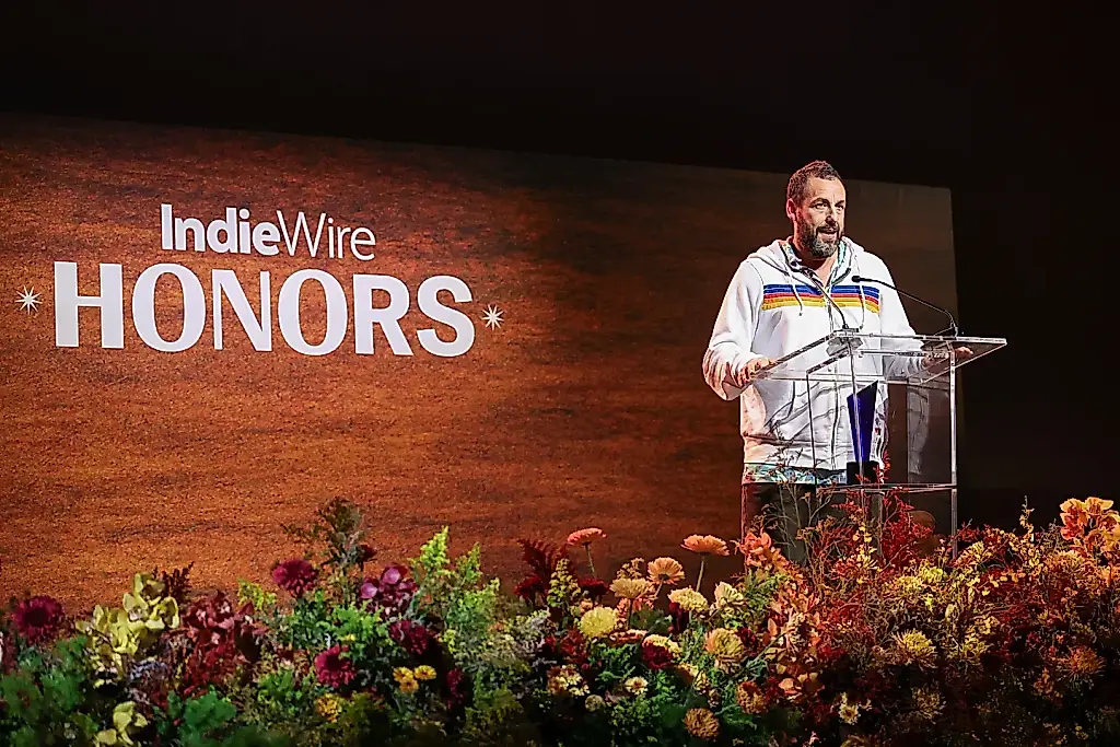 Адам Сэндлер вспоминает первые годы в Голливуде на IndieWire Honors