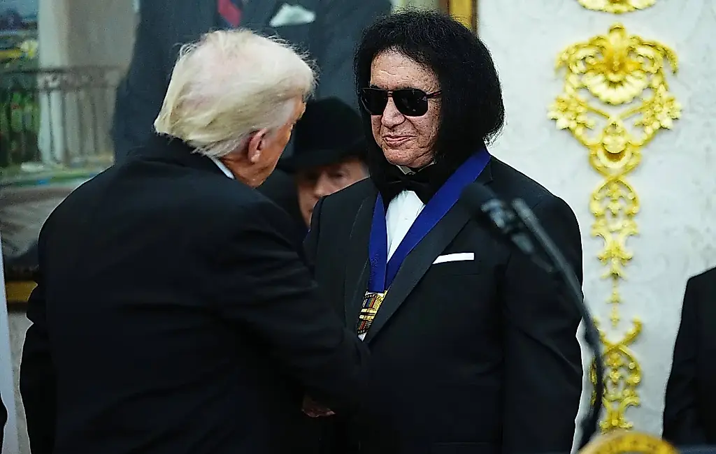 Трамп вручает медали KISS, Сталлоне и Глории Гейнор: шоу в Овальном кабинете
