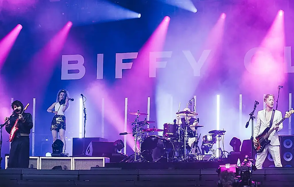 Басист Biffy Clyro покидает тур ради лечения зависимостей