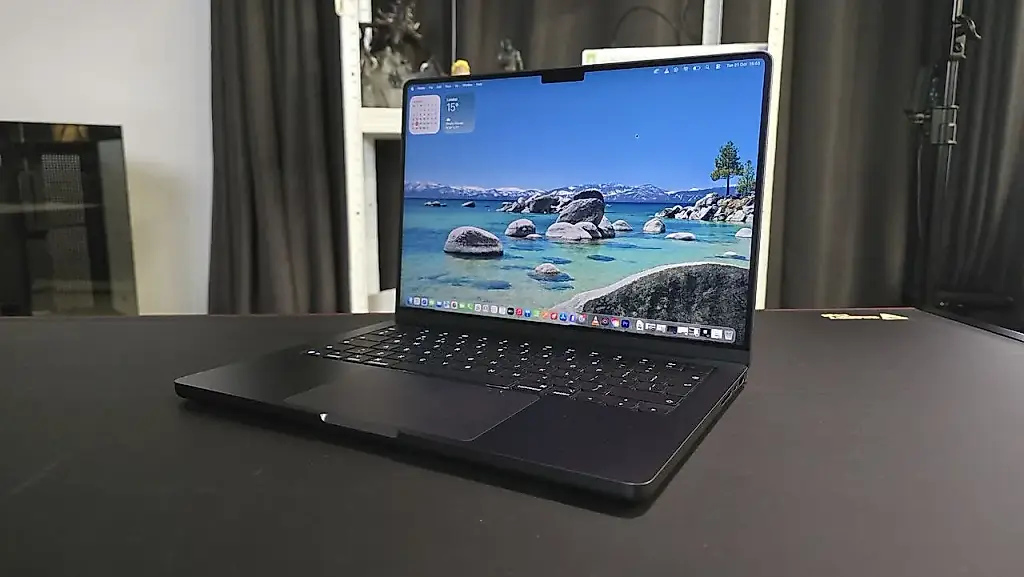 Apple MacBook Pro 14 (M5, 2025): Тот же, но с ИИ