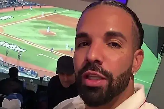 Дрейк болеет за Toronto Blue Jays в финале Мировой серии