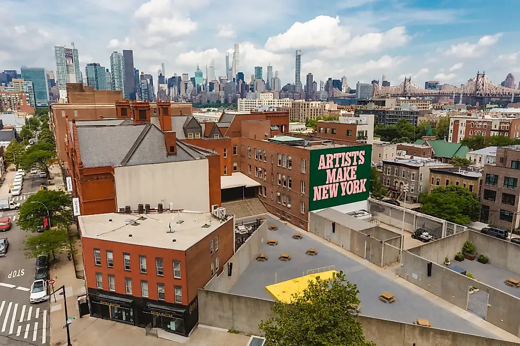 Посетительница подала в суд на MoMA PS1 после сотрясения мозга