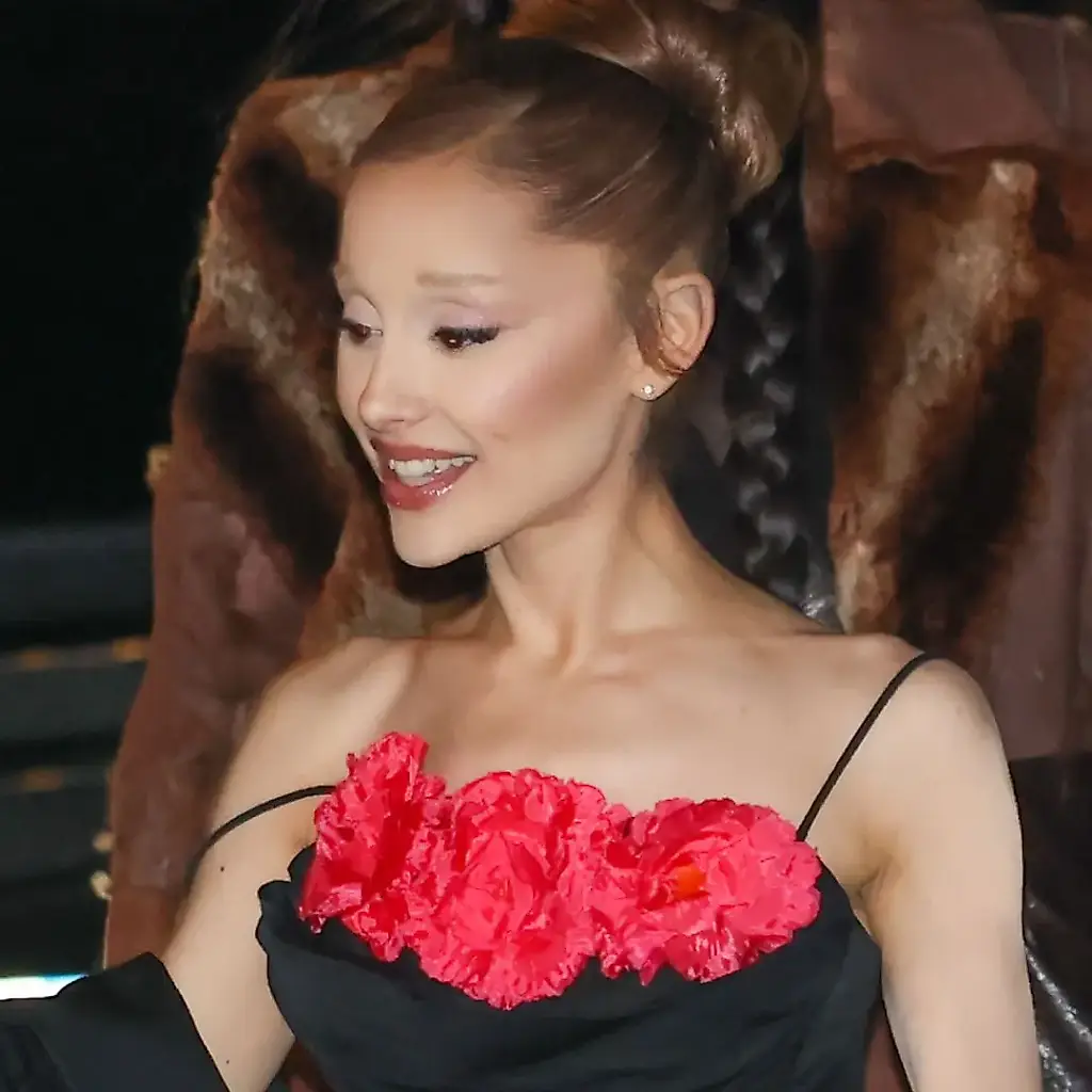 Ariana Grande по-старому: винтаж 1950-х на премьере в Париже
