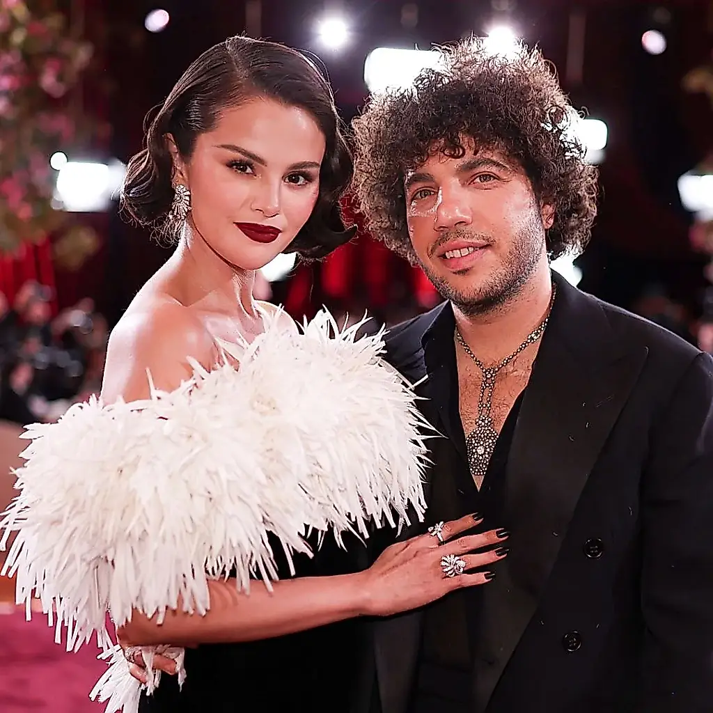 Selena Gomez elige una falda de Zara para una cita con Benny Blanco