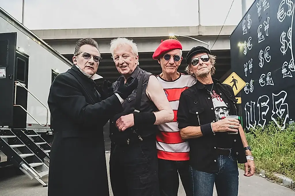 The Damned recuerdan los 50 años del punk y despiden a Brian James