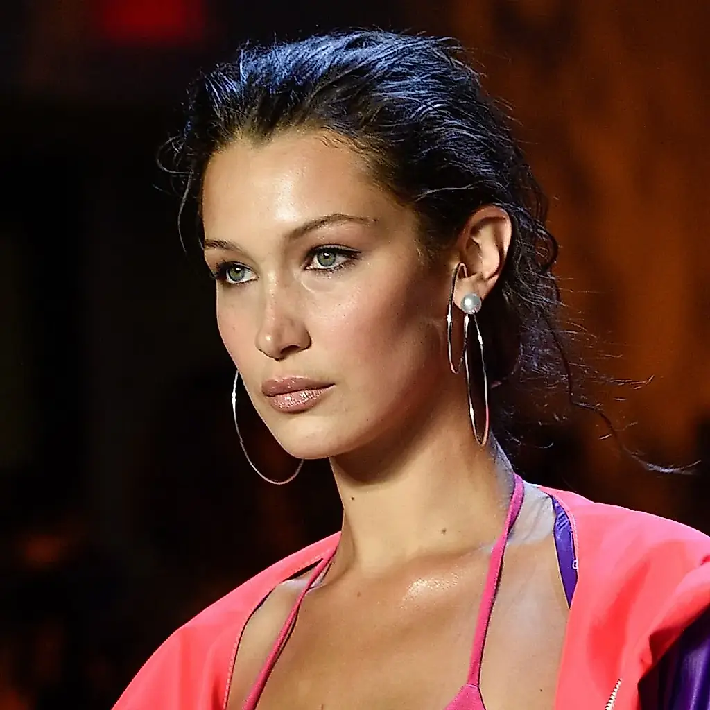 Bella Hadid convierte ropa interior de 4.000 dólares en bañador