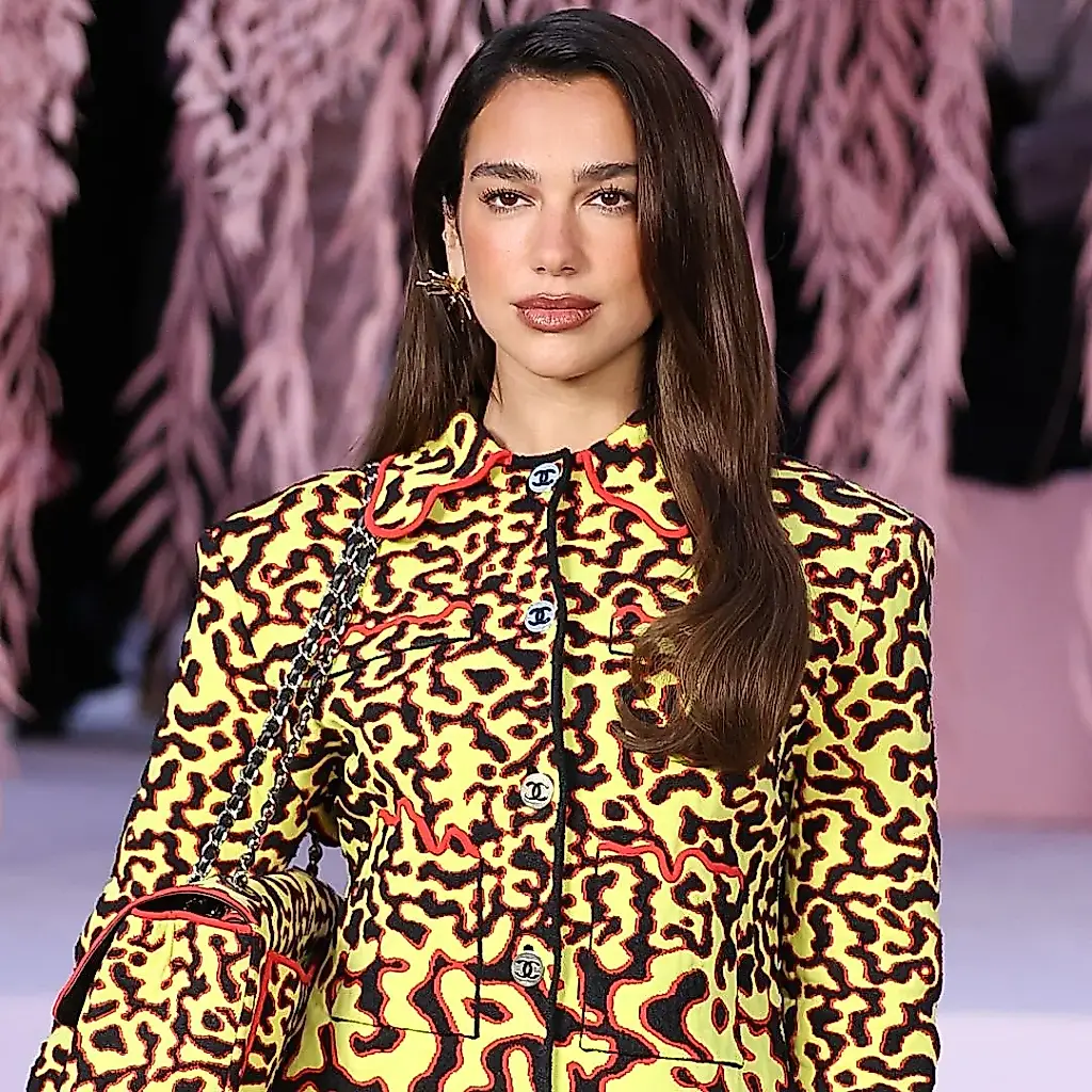 Dua Lipa apuesta por un look de fuego en el desfile de alta costura de Chanel