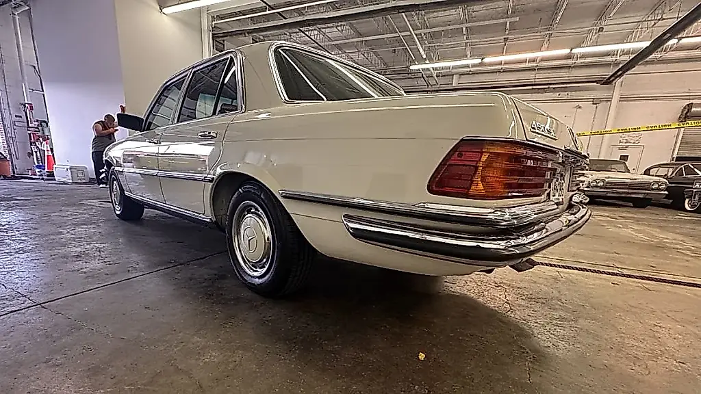 Un Mercedes congelado en el tiempo