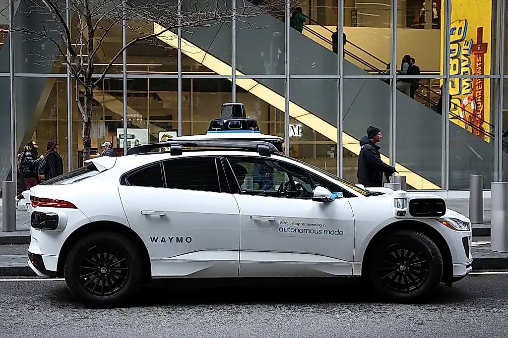 Un robotaxi de Waymo atropella a un niño junto a una escuela