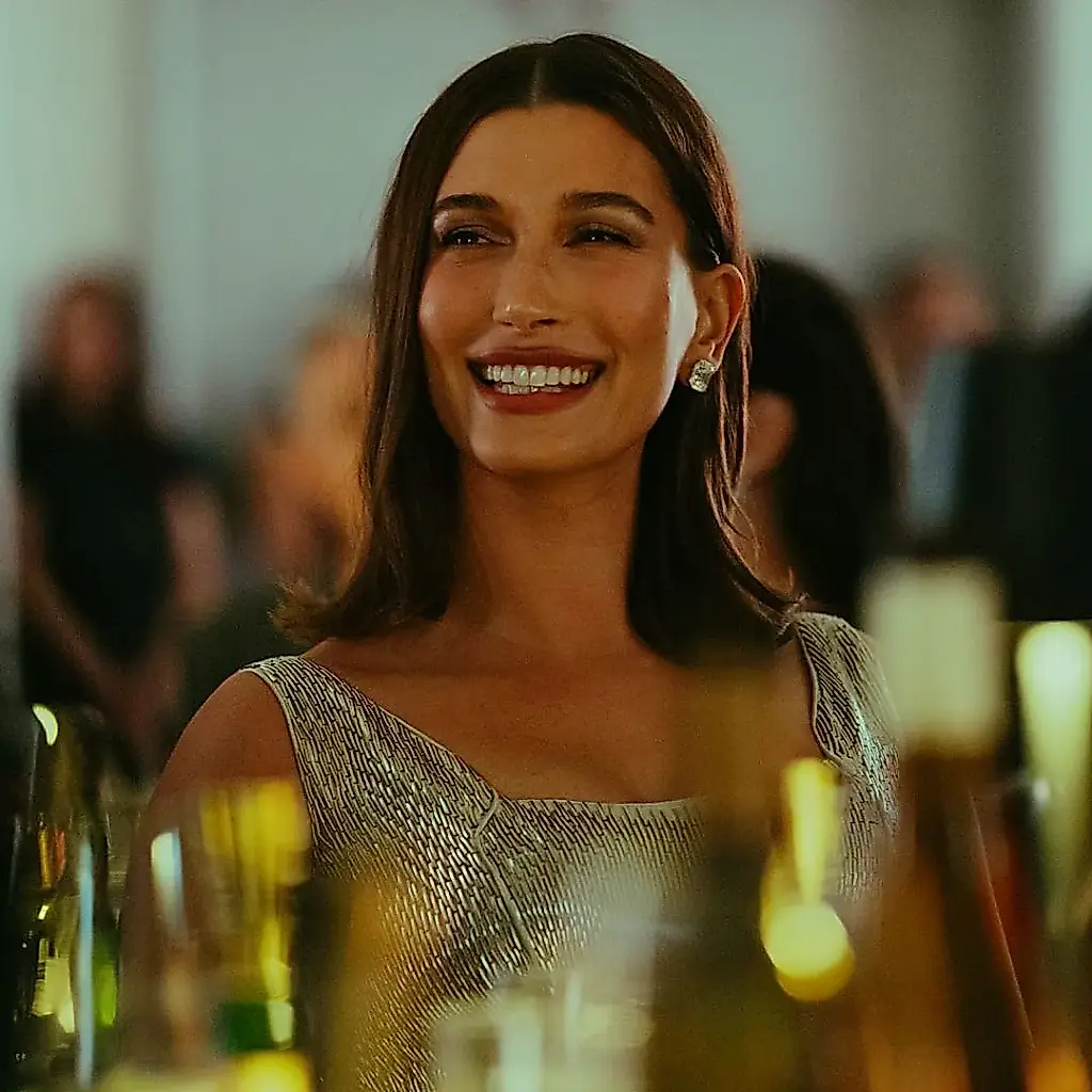 Hailey Bieber responde a Kendall Jenner con estampado de leopardo