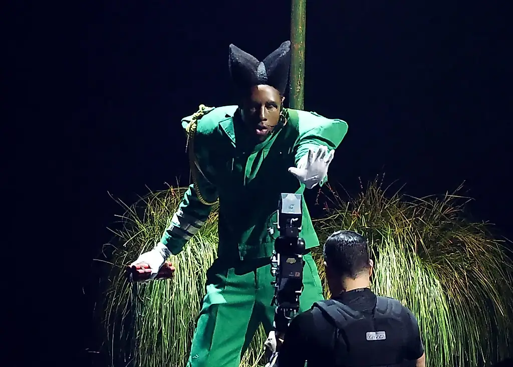 Tyler hace estallar sus mundos
