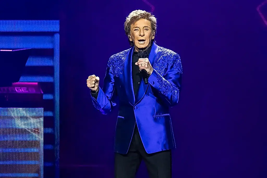 Barry Manilow aplaza sus conciertos tras una operación