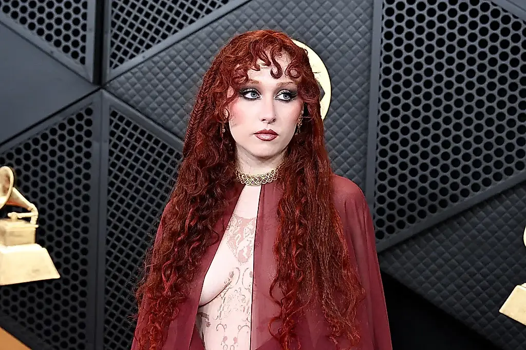 Cómo sujetaron el falso piercing de Chappell Roan en los Grammy