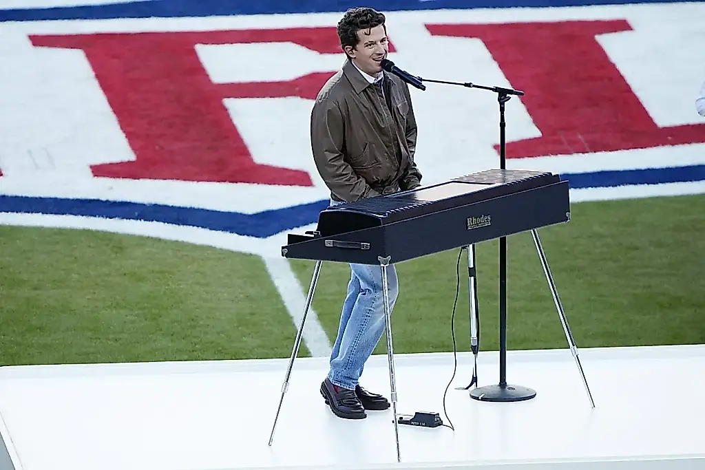 Charlie Puth interpretó el himno en la Super Bowl