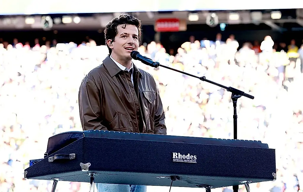 Charlie Puth inaugura la Super Bowl con el himno