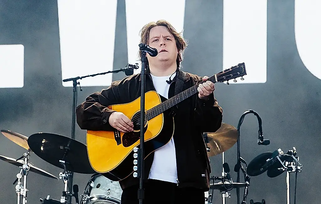 Lewis Capaldi se rodea de un cartel de lujo