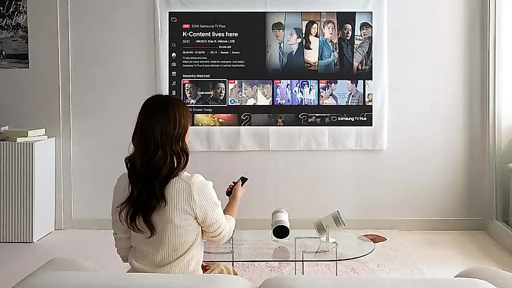 Samsung actualiza el proyector Freestyle con el Freestyle+: el doble de brillo y funciones de IA