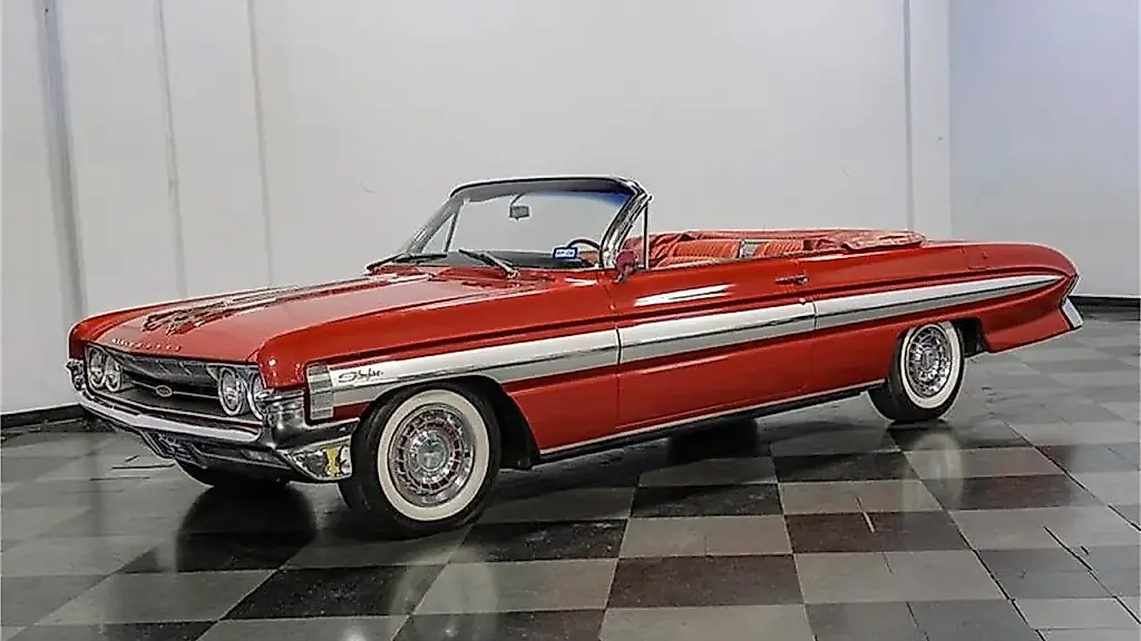 Car Connections: Oldsmobile, Chevrolet y Mercury: palabras y coches en una carrocería absurda