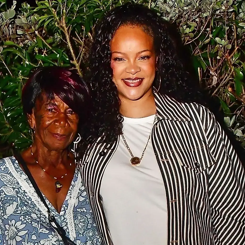 Rihanna sale a la caza de la moda: bolso Longchamp y zapatillas de serpiente