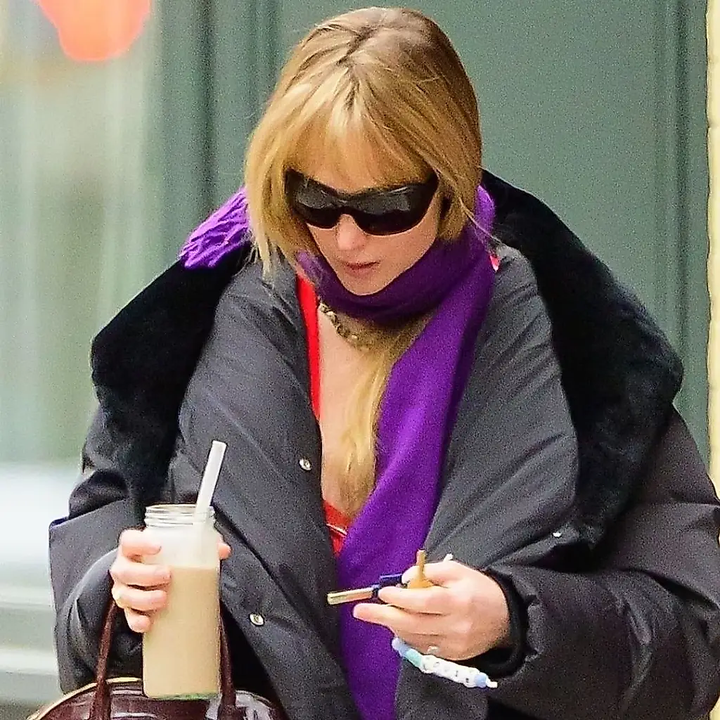 Дженнифер Лоуренс сочетает Ugg и сумку The Row за $33 000