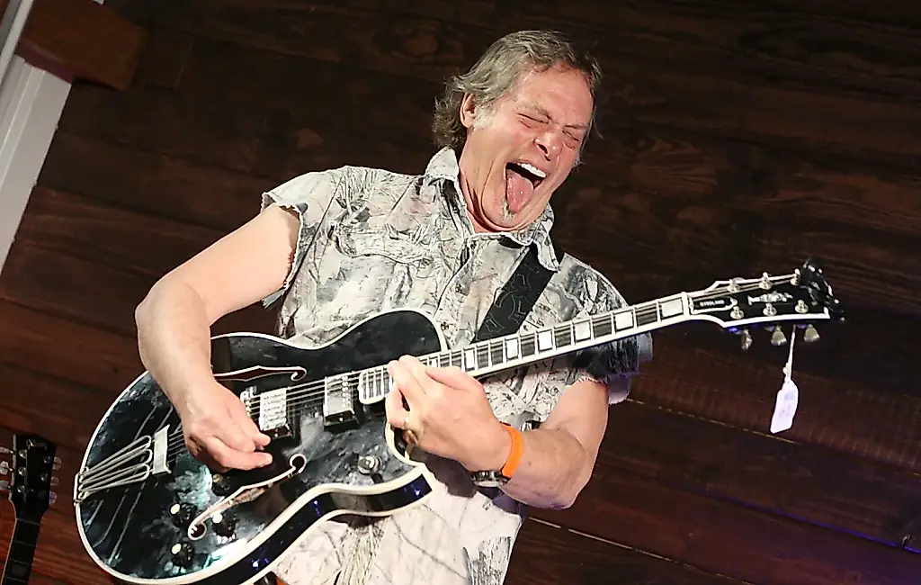 Ted Nugent monta un duelo entre músicos