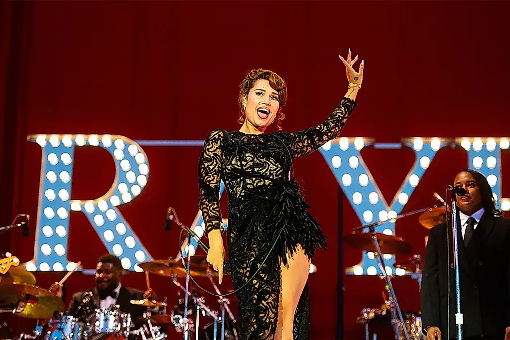 RAYE bate su récord en la Billboard Hot 100 con «Where Is My Husband!»