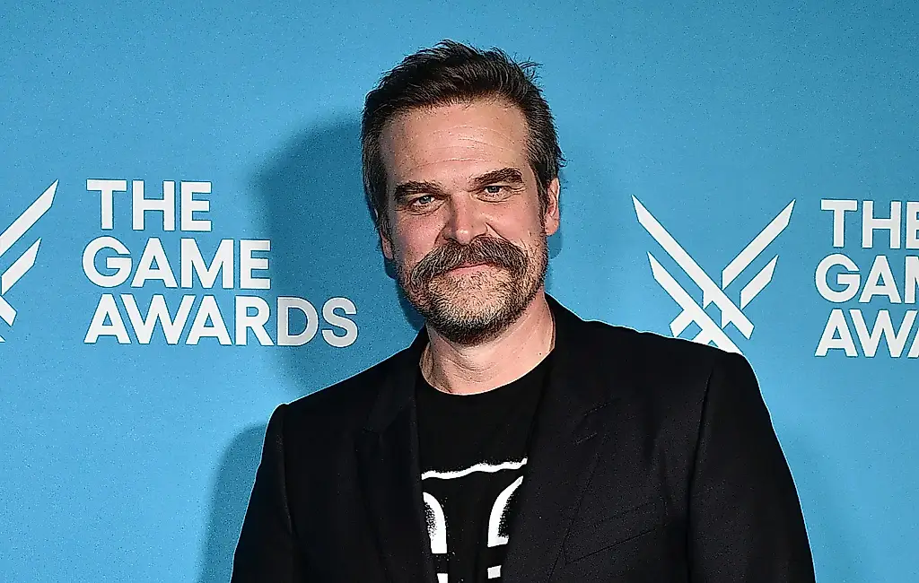 David Harbour se toma un descanso: el final de «Stranger Things» ha podido con la estrella
