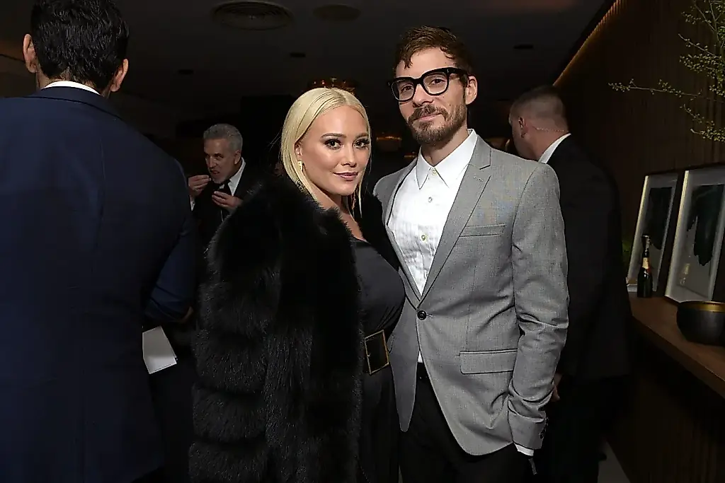 El marido de Hilary Duff se burla del ensayo de Ashley Tisdale sobre los grupos de madres
