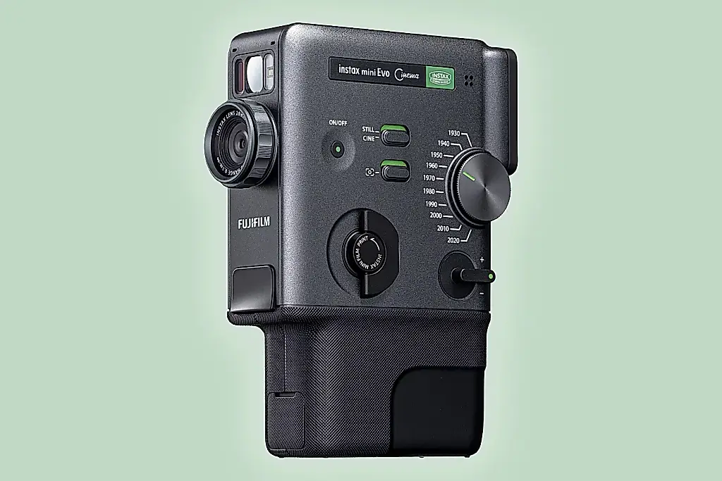 Fujifilm lanza la Instax Mini Evo Cinema, una cámara para amantes de lo retro