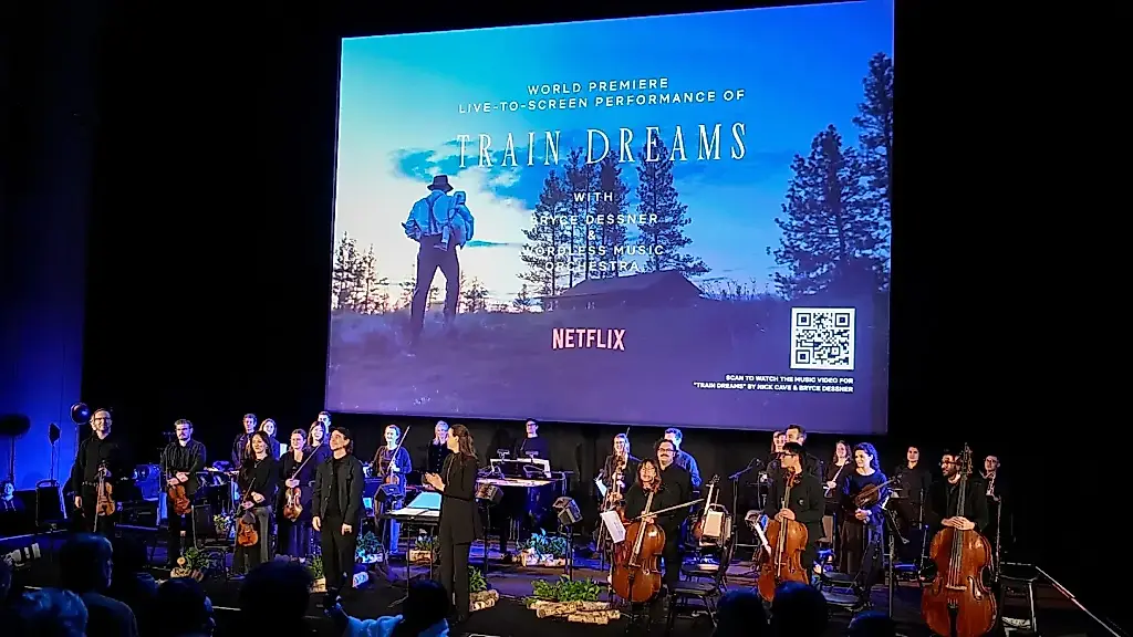 Bryce Dessner convierte Train Dreams en una sinfonía de emociones: la música en directo vuelve a estar de moda