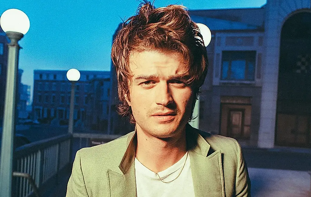 Joe Keery: «A Trump le falta humanidad»